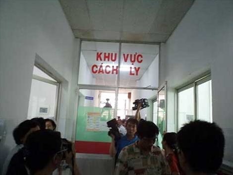 Nữ bệnh nhân mang theo xăng lẻn vào bệnh viện định tự thiêu
