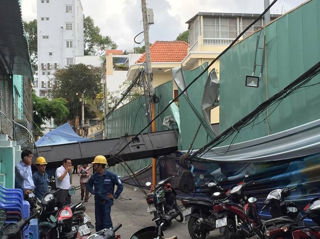 Cần cầu đè sập trường mầm non