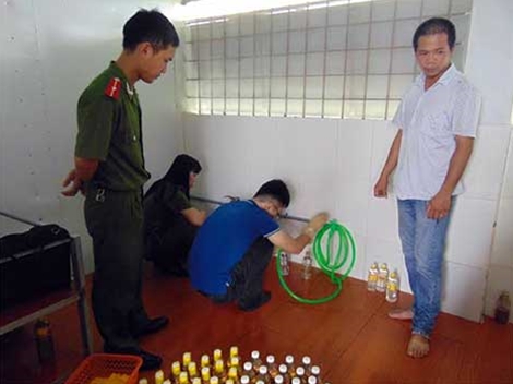 Hãi hùng công nghệ nước lã trộn axít thành dấm 