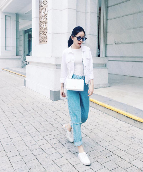Chi Pu xinh đẹp trong Shbet999 com đăng nhập giản dị áo trắng, giày trắng, túi trắng mix cùng quần jeans đơn giản.