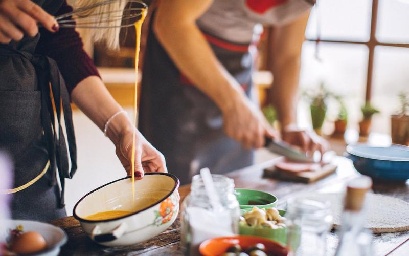 Cái ôm rất chặt của Việt Hương và Hồng Ngọc.