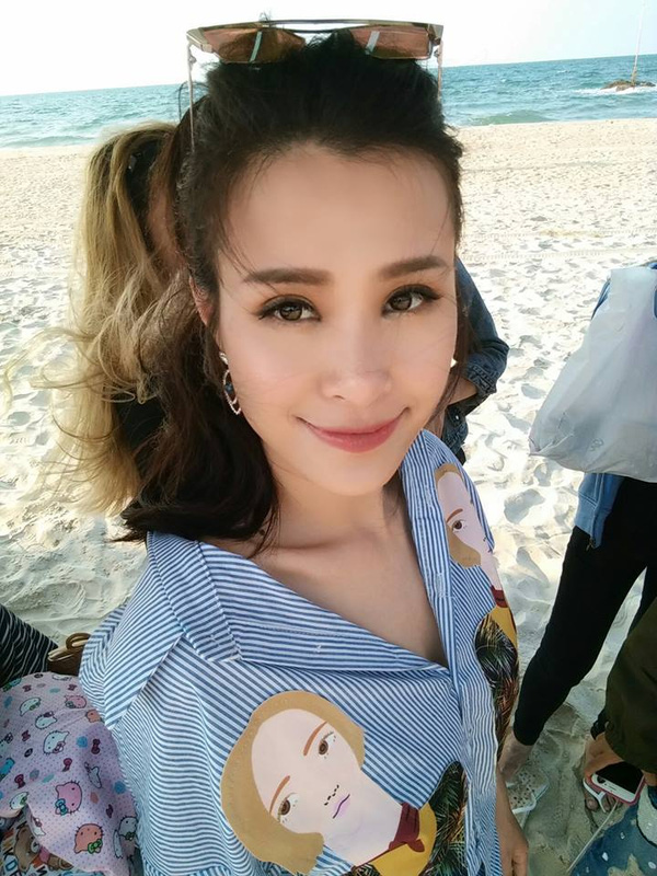 Đông Nhi thích thú khoe vẻ mặt 'ngây thơ'.