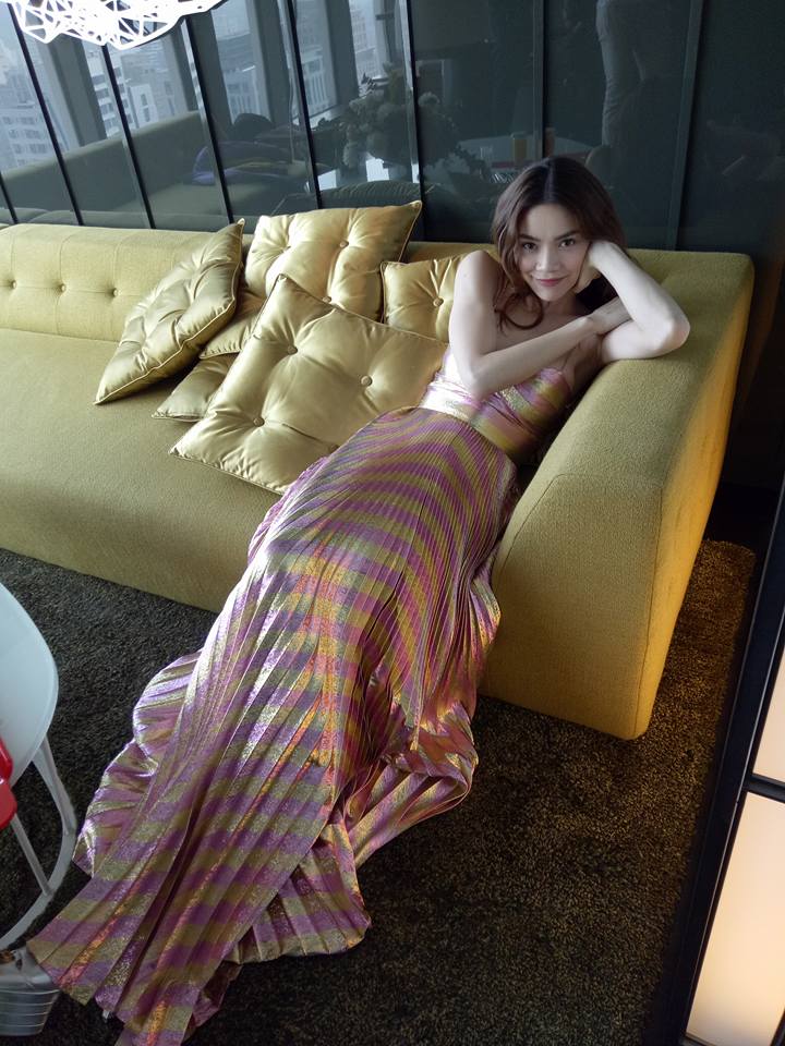 Hồ Ngọc Hà khoe vẻ đẹp sexy, gợi cảm trong chiếc đầm dạ hội sang chảnh kèm dòng chú thích 'Trời nóng... ai cũng nóng'.