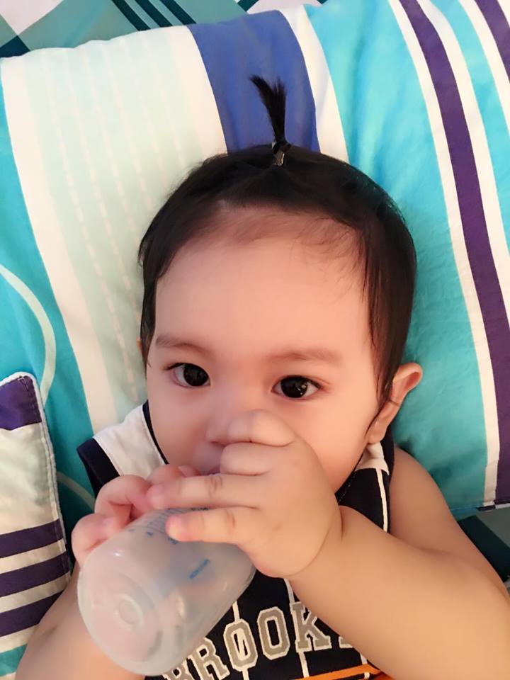 Khánh Thi 'Mami cứ yên tâm! Kubi sẽ tự giác bú hết bình sữa này. Mami và Papi cũng tự ăn uống cho khoẻ nha'.