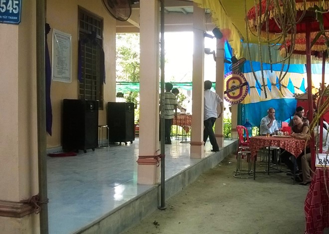 Nam thanh niên treo cổ cạnh mộ cha