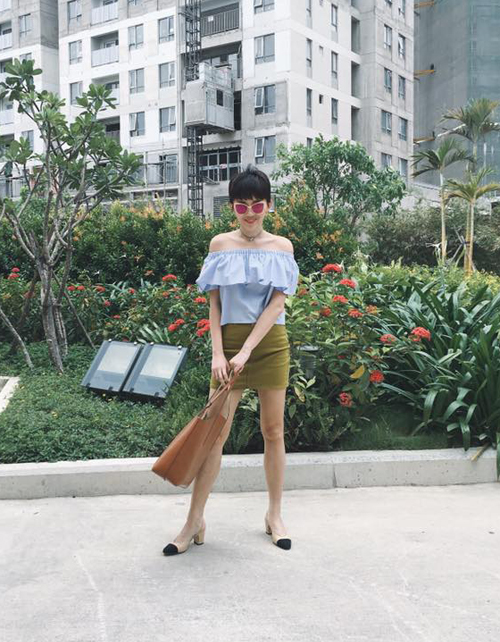 Tóc Tiên trẻ trung, xinh đẹp khi diện chiếc áo hở vai hot trend.