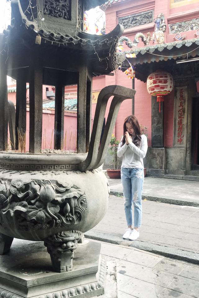 Angela Phương Trinh đi lễ chùa cầu an.