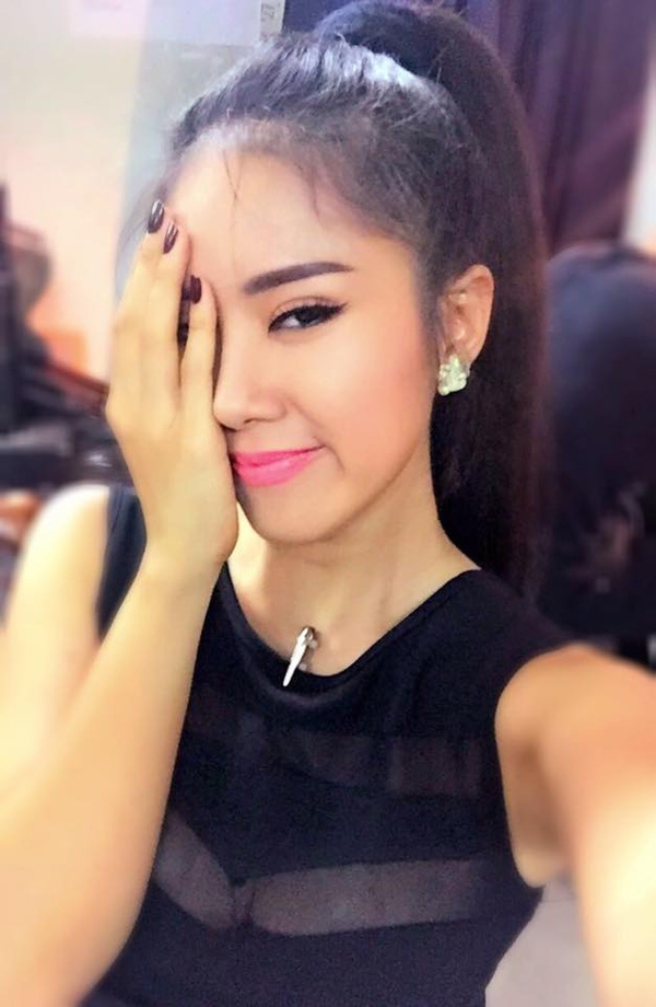 Lê Phương đăng những dòng đầy tâm trạng: 'Đang đọc cái gọi là 'Tình ca người mất trí'... Thấy buồn, chỉ biết cười!'.