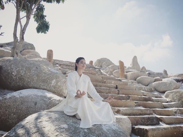 Phạm Hương ngồi thiền giữa không gian thanh tịnh.