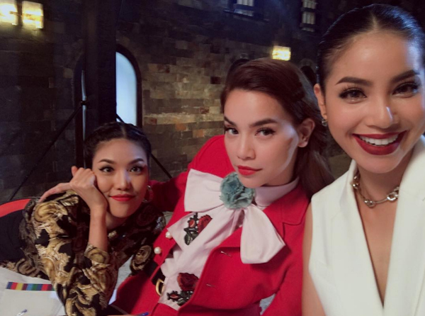 Bộ ba quyền lực của The Face: Phạm Hương, Hà Hồ, Lan Khuê chụp ảnh tự sướng thân thiết.