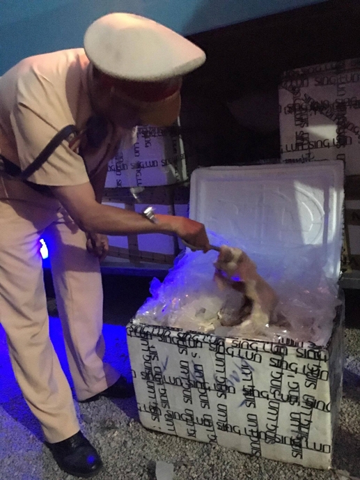Hơn 6 tạ nội tạng động vật bốc mùi trên đường vào Nam tiêu thụ