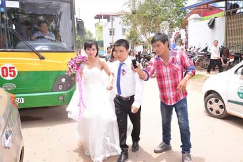 Xôn xao màn rước dâu bằng xe buýt cực độc ở Vĩnh Phúc
