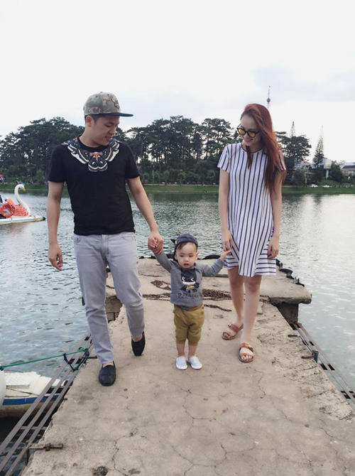 Vợ chồng Diễm Hương - Quang Huy đưa con trai Noah bé bỏng đi chơi Đà Lạt.