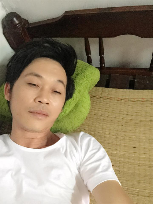 Hoài Linh hài hước khoe 'ảnh giường chiếu', 'Lần đầu tiên em trót dại tung ảnh giường chiếu. Có gì tha thứ cho em nhé cả nhà'.