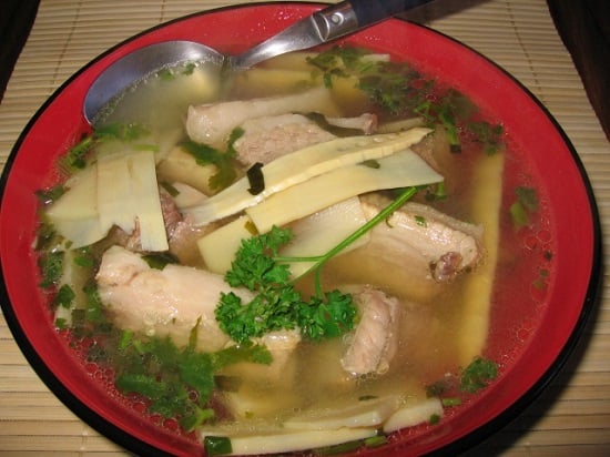 Cách làm canh măng tươi nấu thịt thưởng thức ngày cuối tuần