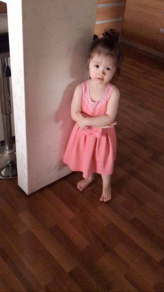 Elly Trần phạt con gái 'úp mặt vô tường' vì 'bỏ phí thức ăn' vô cùng hài hước và đáng yêu.