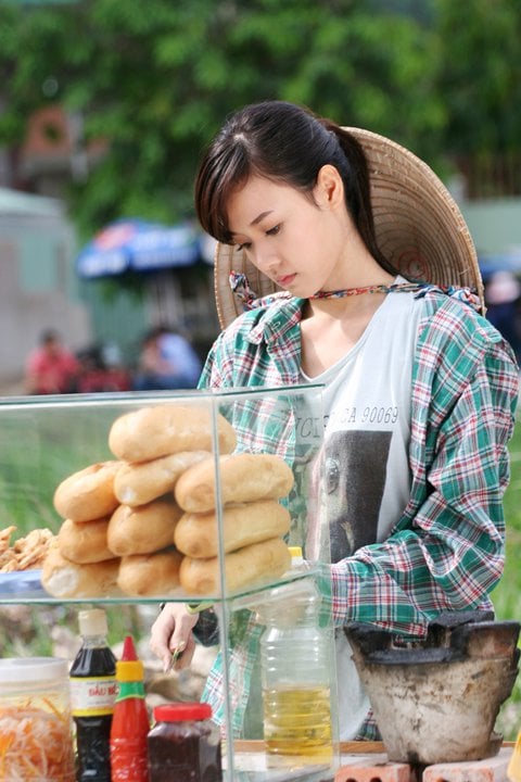 Hotgirl Midu 'Xin lỗi em chỉ là cô bé bán bánh mì'.