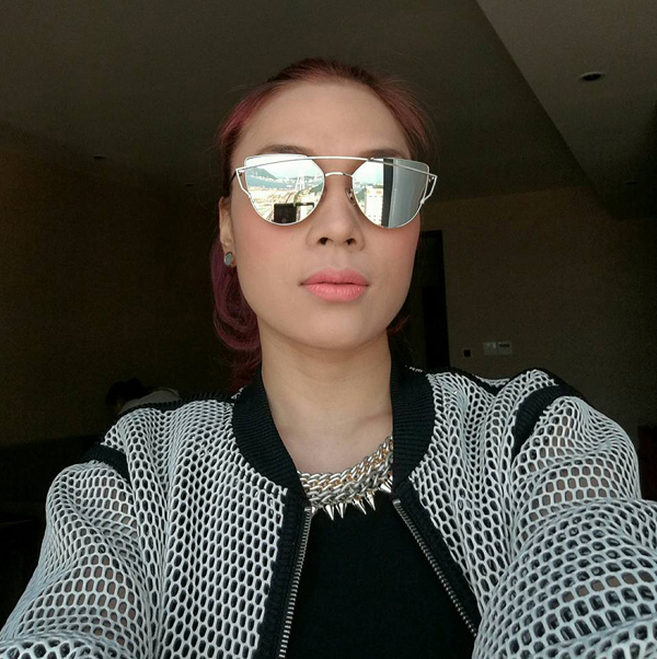 Mỹ Tâm hào hứng khi tới Hạ Long, cô viết 'Hè lố... là mùa hè hơi lố hihi. Hạ Long nắng đẹp'.