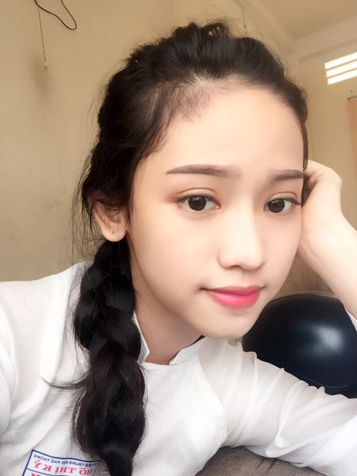 Thúy Vi 'Chắc lâu rồi mọi người không thấy hình ảnh này... Về quê gấp vì mai là buổi chào cờ cuối cùng'.