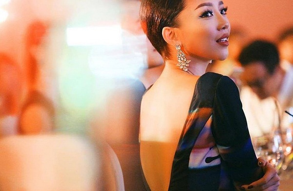Tóc Tiên chia sẻ lại khoảnh khắc hở lưng gợi cảm của mình và chú thích 'Ngày bình thường, chả có gì để chia sẻ'.
