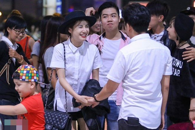 Trường Giang bịn rịn ôm hôn không nỡ