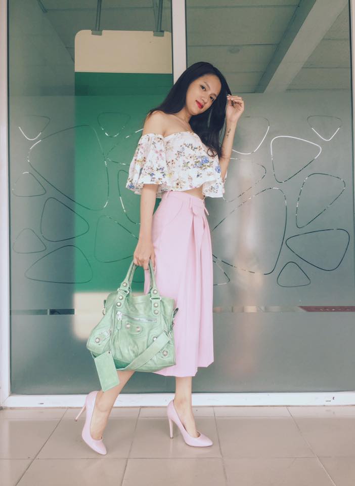 Hương Giang idol gửi lời chúc tuần mới tốt lành tới cả nhà 'Em nâng niu những buổi chiều mùa vàng lá rơi. Có tiếng mưa rơi đầu mùa tình yêu ghé qua'. Ai thuộc câu tiếp theo không? Cả nhà một tuần mới tốt lành nhé ạ!'.