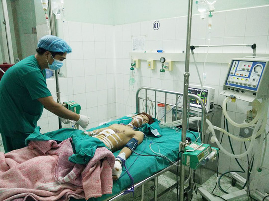 Nổ đèn pin Trung Quốc, bé trai 16 tuổi bị thương nặng ở  bụng