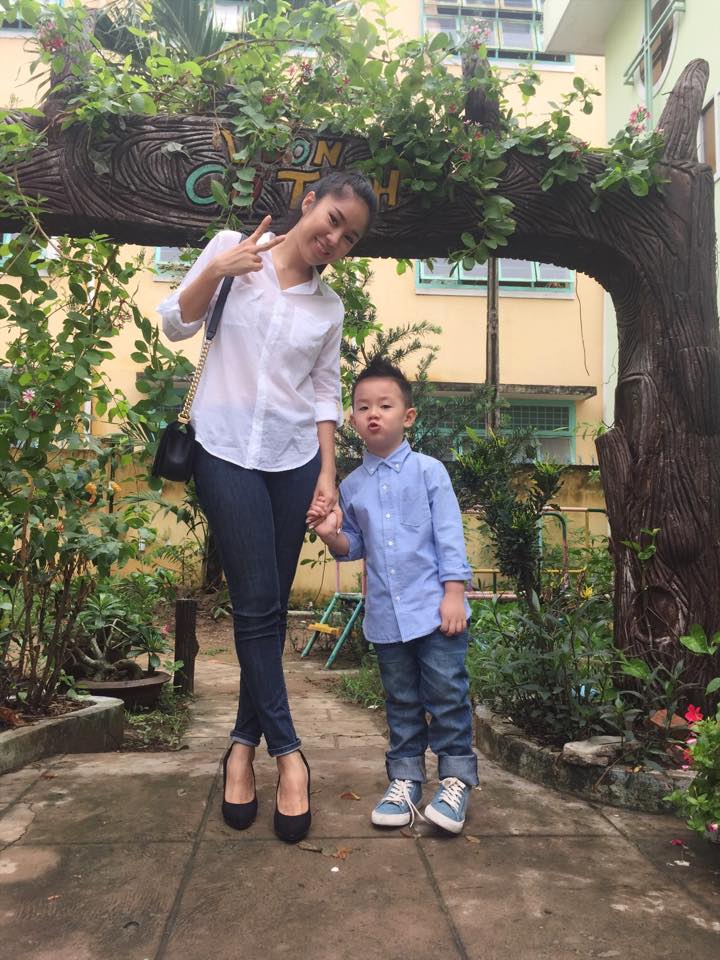 Lê Phương hào hứng khoe hình ảnh tình cảm cùng con trai 'Hôm nay Lễ Phát Thưởng. Mẹ cùng Con đến lớp!'.