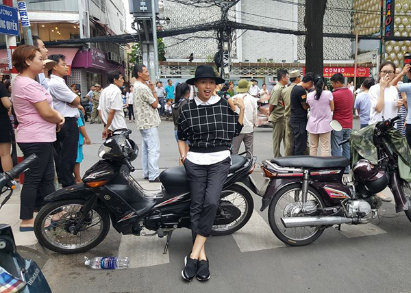 Ngô Thanh Vân xuống đường chào đón sự xuất hiện của Tổng thống Obama trên đường phố TP HCM 'Cũng đi ra đường đón ngài chứ bộ. Ngài làm một cái vèo ngang qua mà mắt chưa kịp chớp... Ối ngài ơi... em đứng hai tiếng sao ngài không nỡ kéo kiếng xuống vẫy vẫy cho em mừng'.