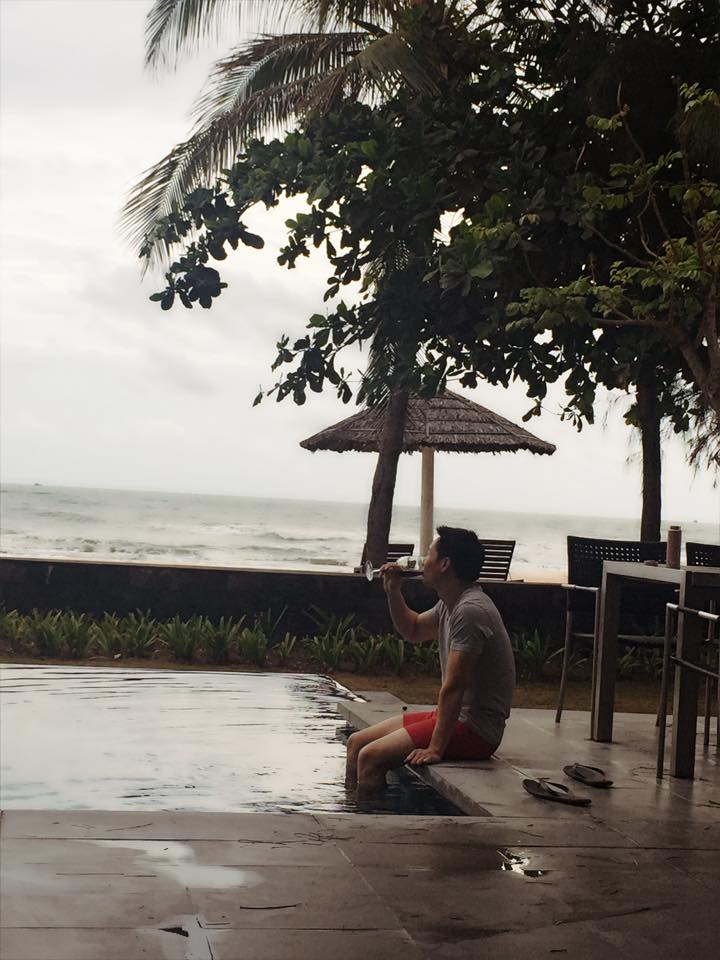 Diễn viên Phan Như Thảo khoe hình ảnh chồng cùng dòng chú thích 'Chiều muộn. Sài Gòn nóng hầm hầm, kẹt xe và cấm đường khắp nơi, hai vợ chồng em đi trốn. Đi ké mà hoành tráng hihi'.