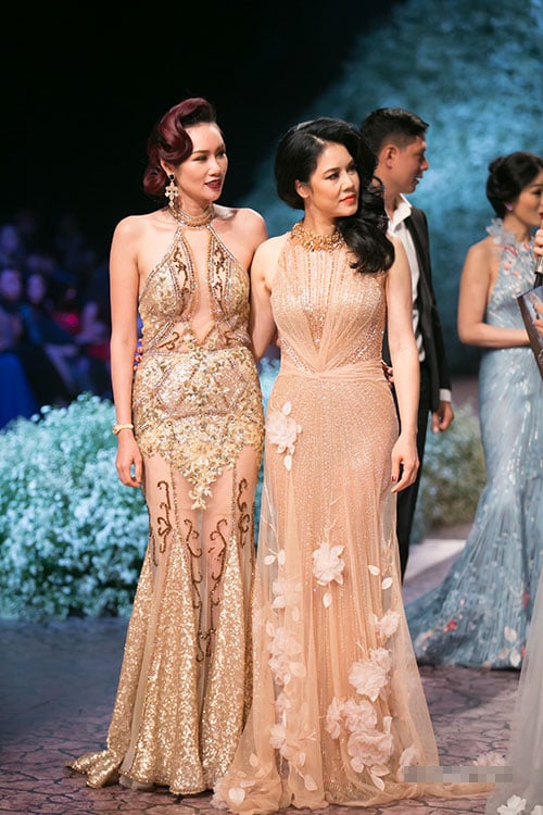 Ca sĩ Thu Phương cũng vô cùng xinh đẹp trong bộ đầm xuyên thấu màu nude.