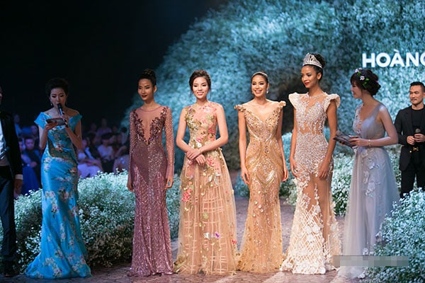 Hoa hậu Pháp Flora Coquerel cùng với Kỳ Duyên, Phạm Hương và Hoàng Thùy diện đầm xuyên thấu trong show diễn của NTK Hoàng Hải.