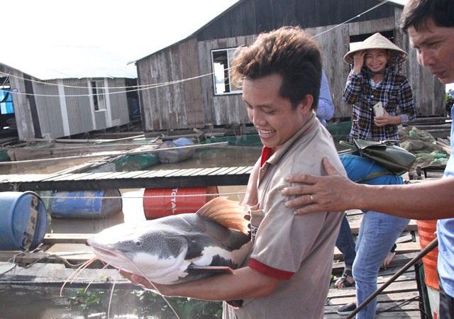 Hoa hậu Ngọc Hân sải bước trên thảm đỏ.