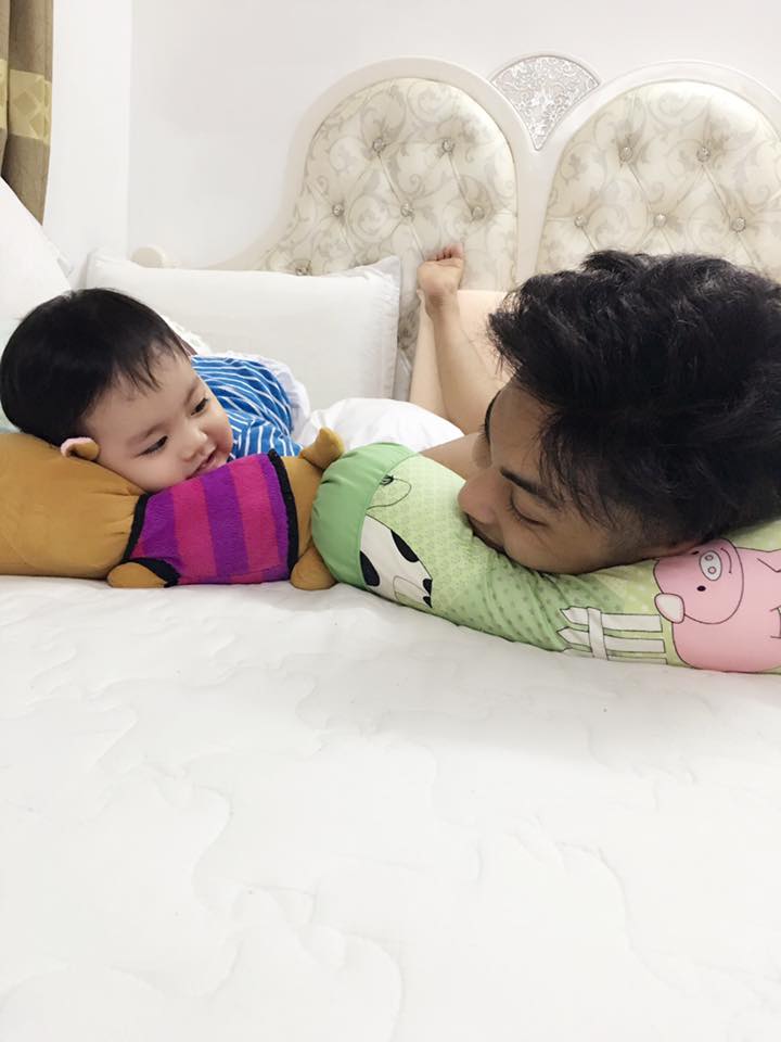 Phan Hiển bật mí khoảnh khắc của hai bố con khi bà xã Khánh Thi vắng nhà 'Hai ba con tâm sự gì đây khi mẹ vắng nhà!'.