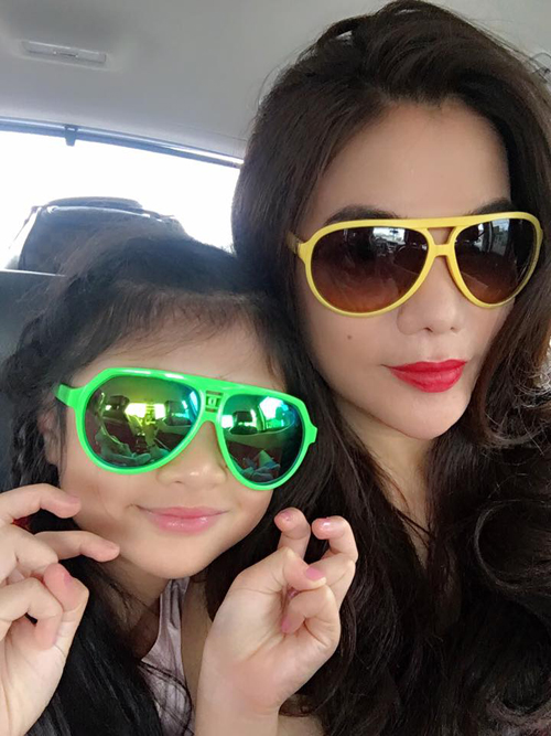 Hai mẹ con Trương Ngọc Ánh cực ngầu khi đeo kính râm sặc sỡ.