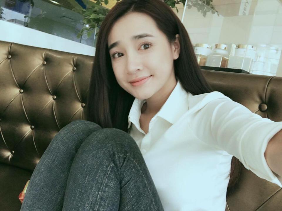 Nhã Phương tranh thủ selfile 'Trong lúc đợi cảnh quay' trong bộ phim Tuổi thanh xuân 2.