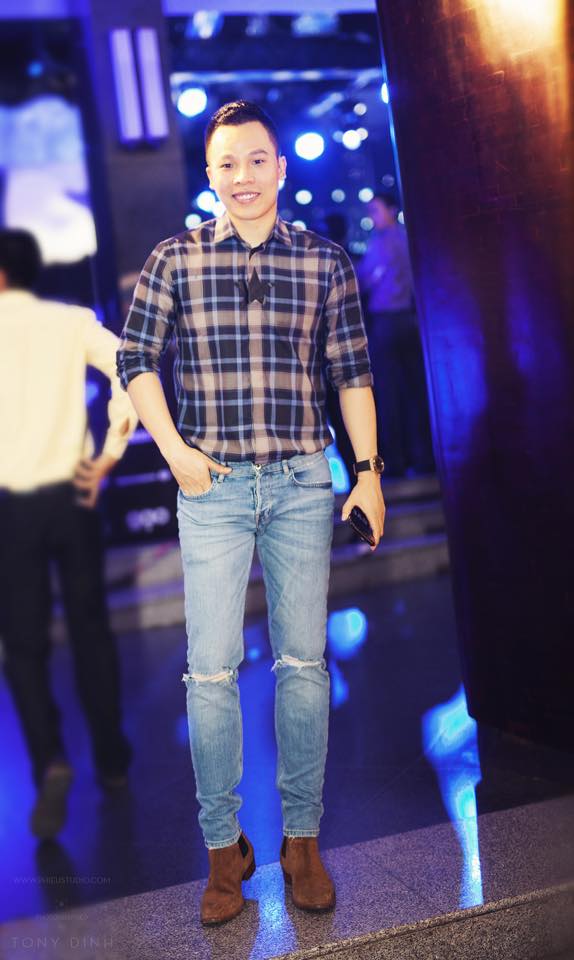 Khắc Tiệp bảnh bao, lịch lãm với áo sơ mi kẻ và quần jeans 'Cần bao nhiêu nắng để làm khô một dòng sông. Cần bao nhiêu đêm để quên một nỗi nhớ'.