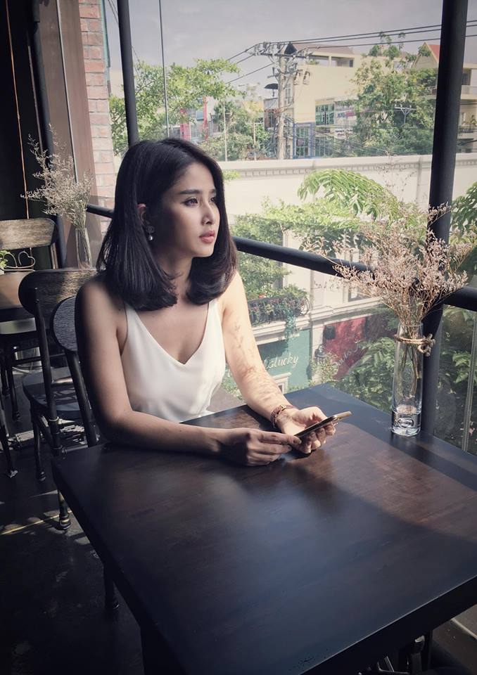 Thảo Trang - vợ cũ Phan Thanh Bình 'Sợ bàn tay em mong manh quá biết mai sau này còn giữ được anh. Sợ bàn chân anh hay đi trước bỏ rơi lại em trên con đường yêu...'.