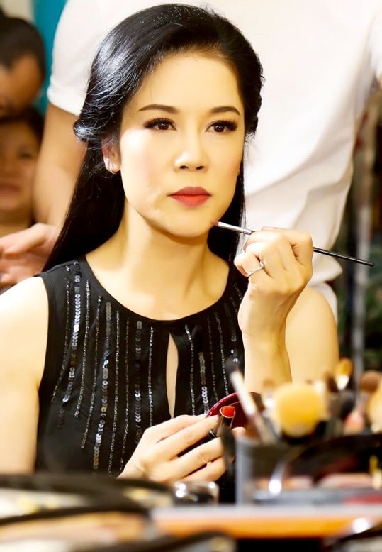 Ca sỹ Thu Phương 'Em chỉ nói rằng: 'Đời em buồn'. Rồi em nức nở lệ sầu tuôn... Em về điểm phấn tô son lại, ngạo với nhân gian một nụ cười'.