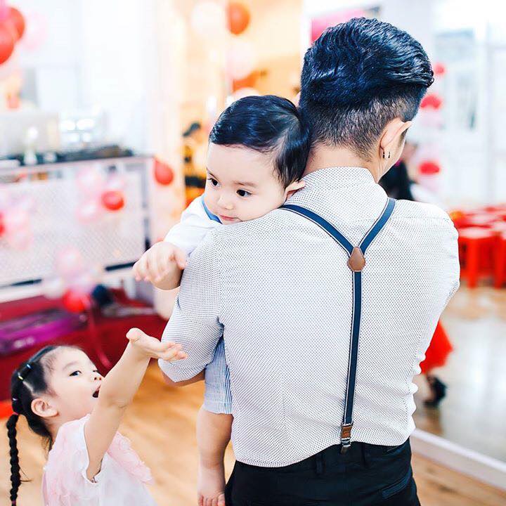 Phan Hiển cưng nựng con trai “Ba mẹ là lá chắn , che chở suốt đời con”.