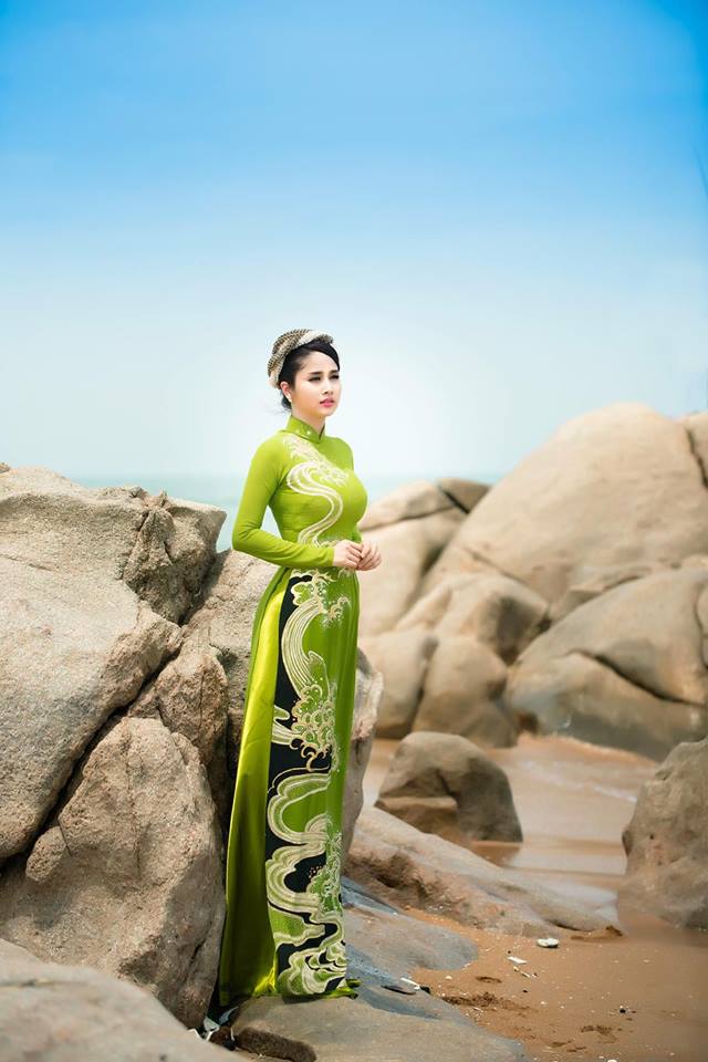 Người mẫu Thảo Trang e ấp trong tà áo dài “Nhớ đến anh lòng này nhớ đến anh... Em nhắn gió mây mang anh đến đây...!”.