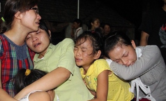 Nổ xe khách tại Lào: Đau thương phủ kín cả xóm nghèo