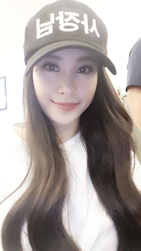 Đông Nhi trẻ trung khoe 'Baby là Nu đó....Baby đội nón hiphop ...'.