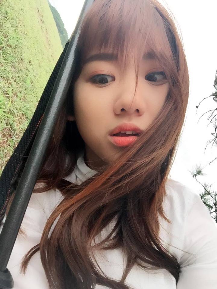 Hari Won 'Hôm qua quay nguyên đêm. Hơn 6h sáng mới được ngủ. Còn giờ phải dậy tắm. Chuẩn bị quay tiếp thôi. Chắc tui chớt. Mỗi lần đi làm phim. Hari biết được giá trị làm ra phim. Hãy cố lên đi mọi người ơi'.