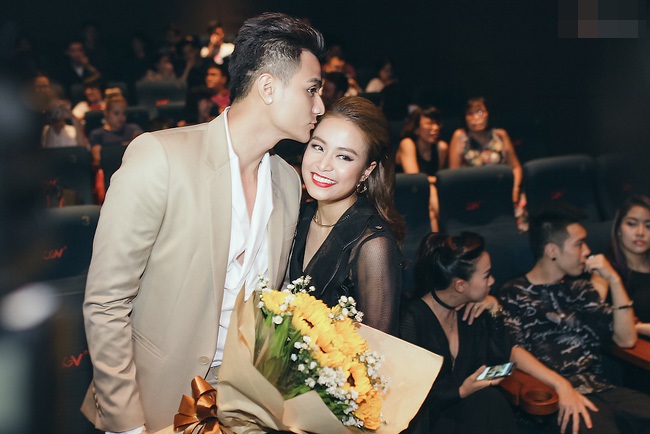 Vĩnh Thụy tình tứ công khai ôm hôn Hoàng Thùy Linh