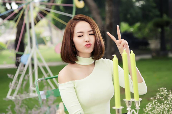 Minh Hằng chu môi biểu cảm dễ thương khi đi chụp ảnh quảng cáo.