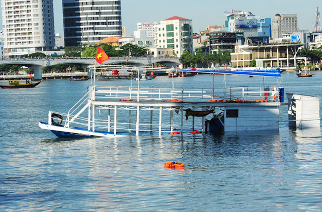 Toàn cảnh vụ lật tàu du lịch chở 56 khách trên sông Hàn