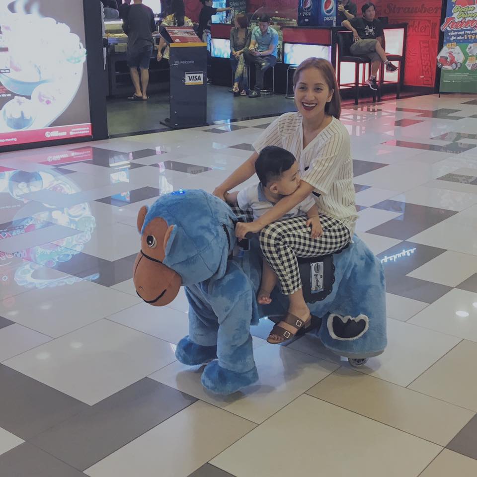 Khánh Thi chụp hình cùng con trai 'Hai mẹ con rủ nhau đi chơi riêng vì Ba có chuyện buồn nên không chịu đi chung. Cám ơn chú Khang đã làm style cho mẹ con cháu!'.