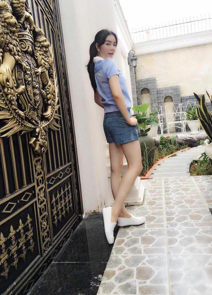 Lý Nhã Kỳ giản dị, khác xa hình ảnh lộng lẫy trên sân khấu.
