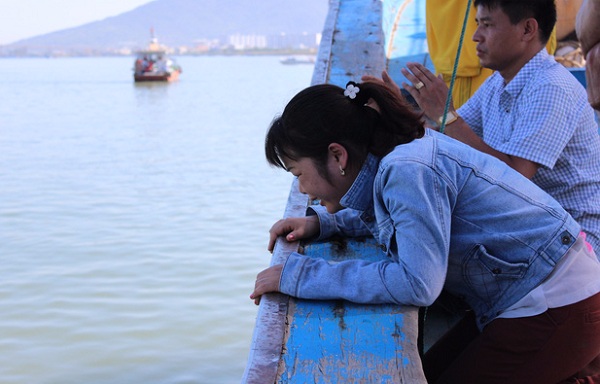 Xé lòng tiếng mẹ gào khóc, gọi tên 2 con bên bờ sông Hàn